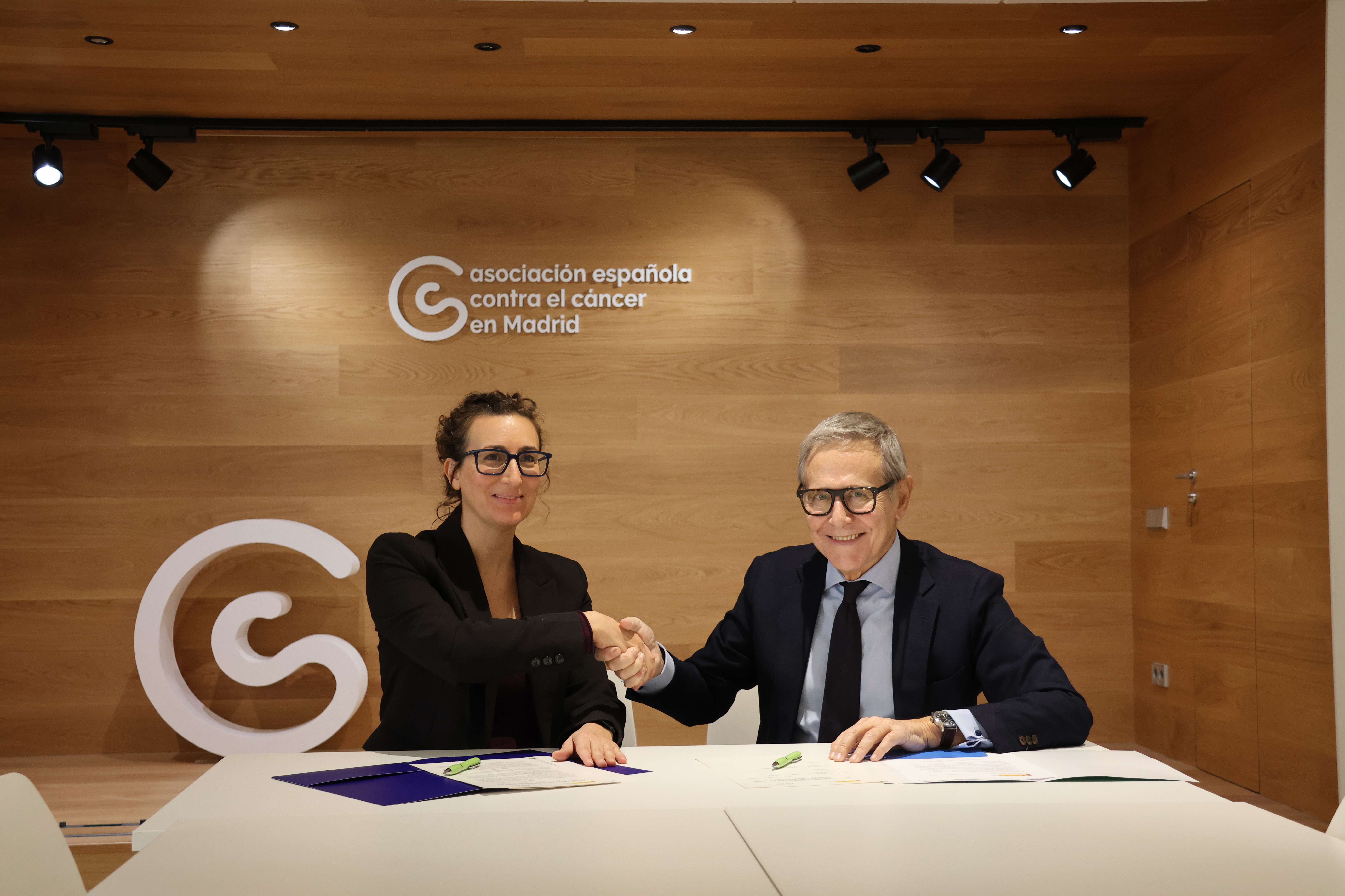 Aitana Garí, Directora del INSST y Ramón Reyes, Presidente de la AECC.