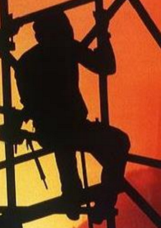 Silueta de un trabajador en un andamio con fondo anaranjado simulando calor