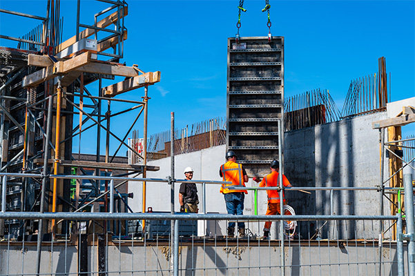 Trabajadores del sector de la construcción preparando un encofrado.