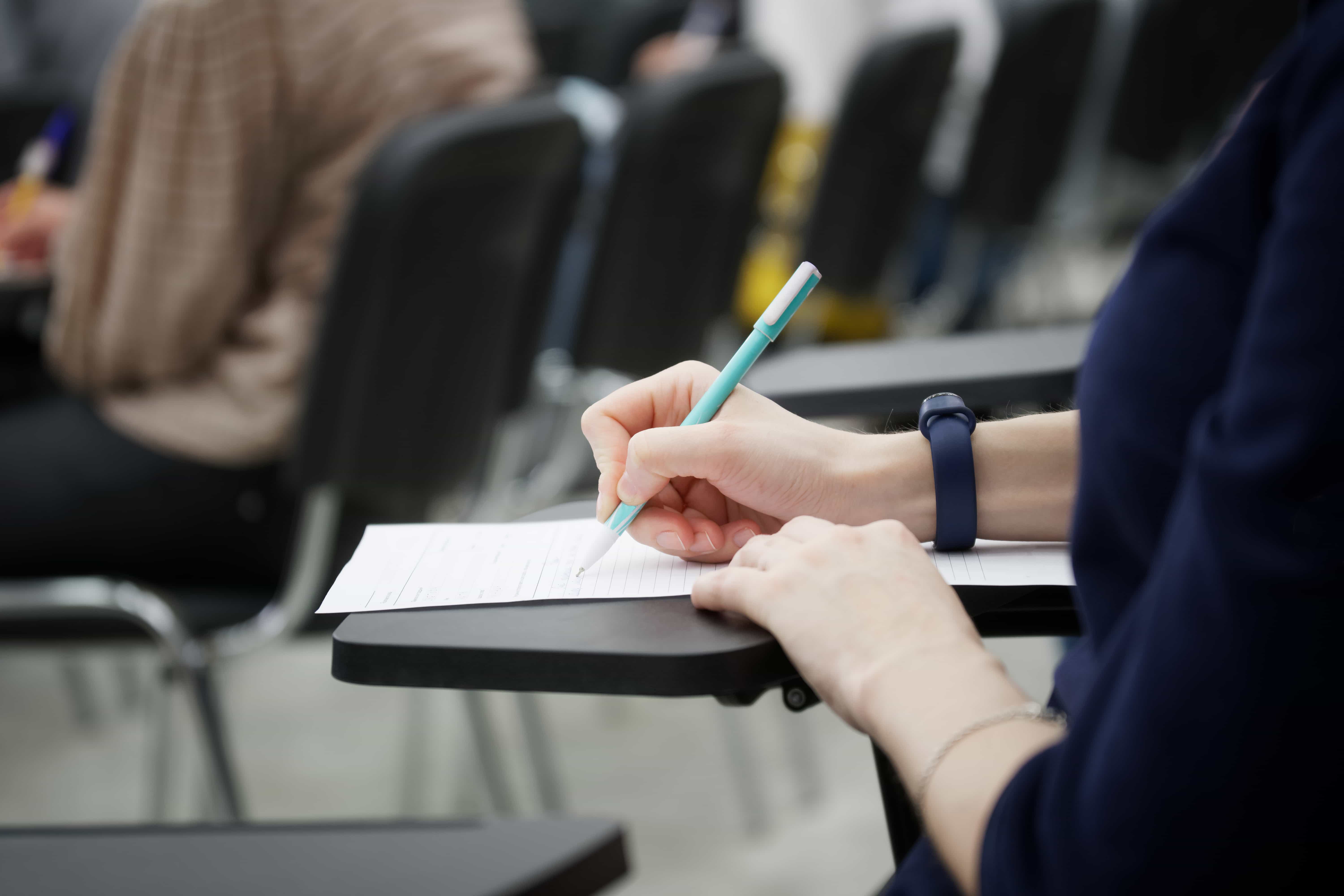 Imagen de una persona recibiendo un curso.