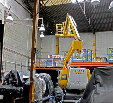 Trabajos de retirada de una cubierta de fibrocemento operando por debajo.