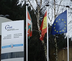 Centro Nacional de Verificación de Maquinaria (CNVM) en Bizkaia cartel de entrada y banderas