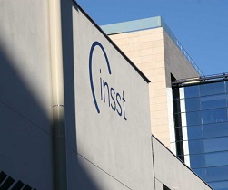 Logotipo del instituto pintado en la pared