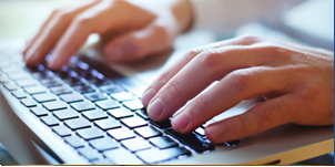 Imagen de unas manos sobre un teclado