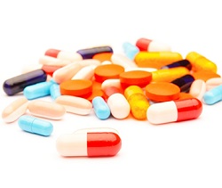 Un montón de pastillas y capsulas de medicamentos, de diferentes colores