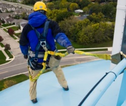 Imagen de un trabajador con riesgos de caída de altura