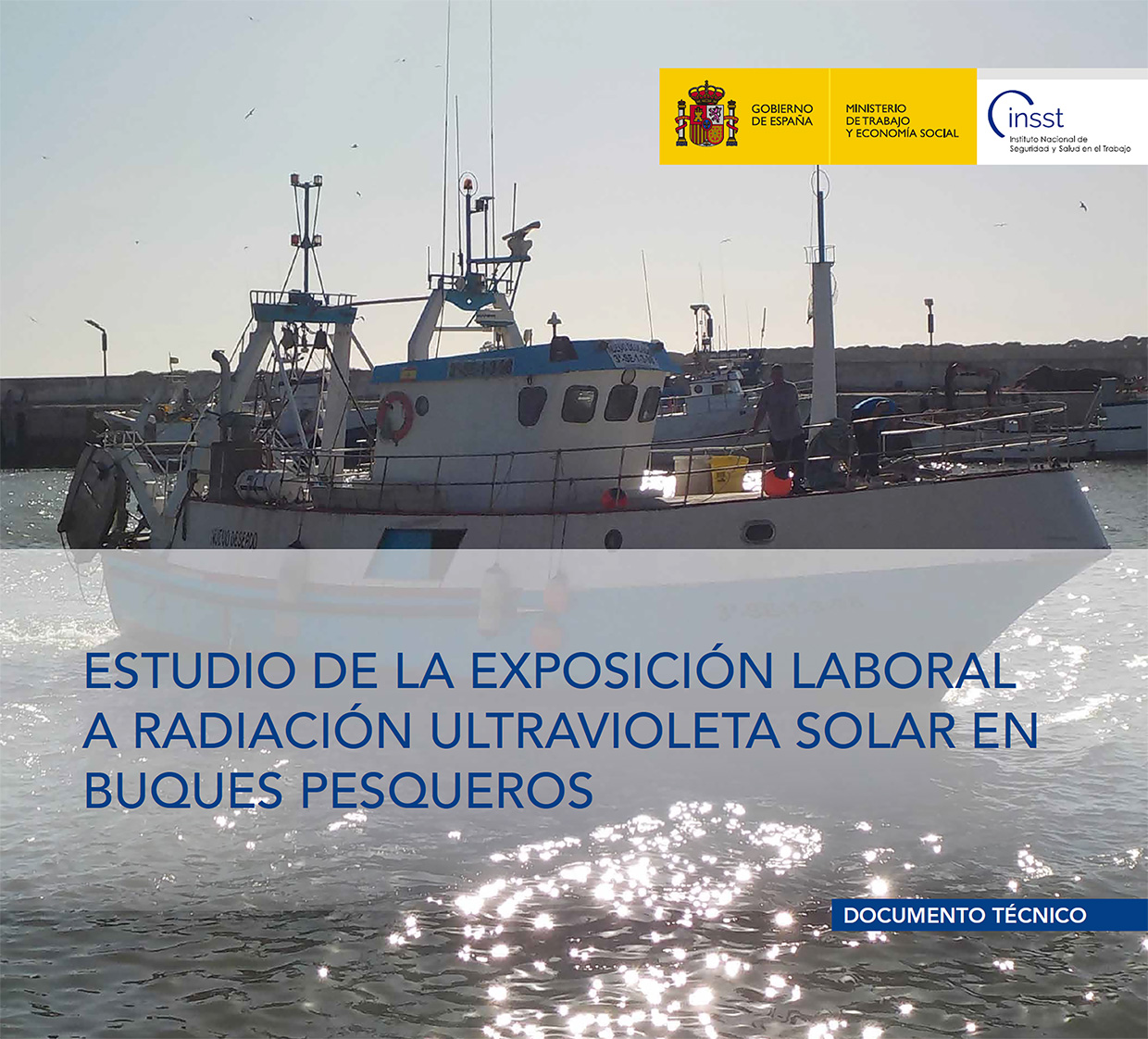 Buque pesquero faenando