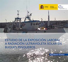Buque pesquero faenando