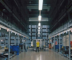 Almacén con estanterias