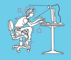 Persona mal sentada frente a un ordenador