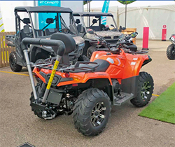 Varios cuatriciclos en una exposición