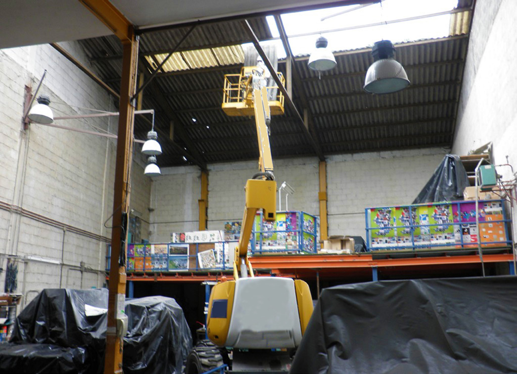 Plataforma elevada cargando material