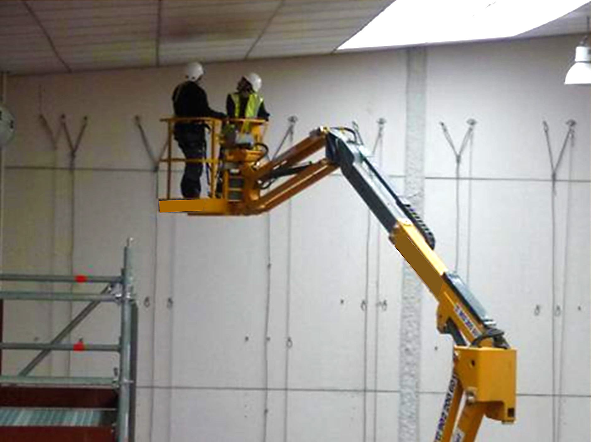 Figura 3: PEMP trabajando en altura con presencia de obstáculos por encima de la plataforma