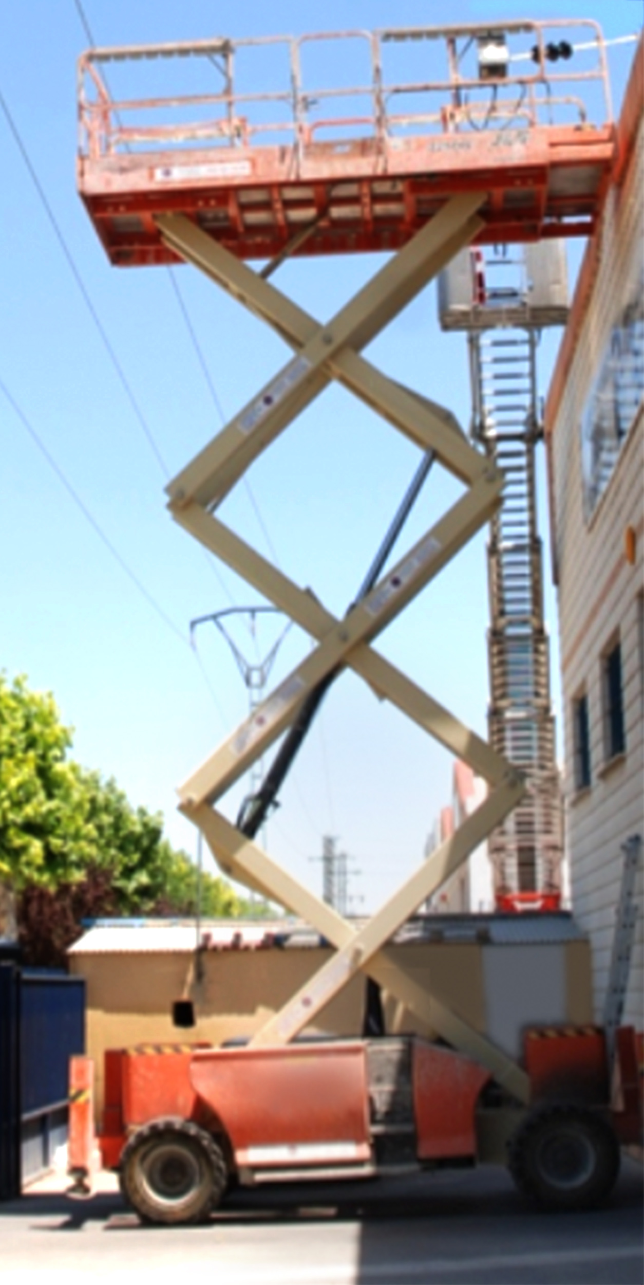 Figura 2: Contacto de la barandilla de la PEMP con partes en tensión