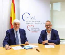 Carlos Arranz, director del INSST y el Dr. Andrés Íñiguez, presidente de la Fundación Española del Corazón, durante la firma del protocolo de colaboración