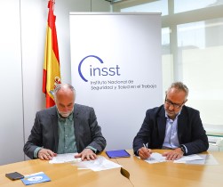Carlos Arranz, director del INSST, y Víctor Pérez, presidente de FEPSM, durante la firma
