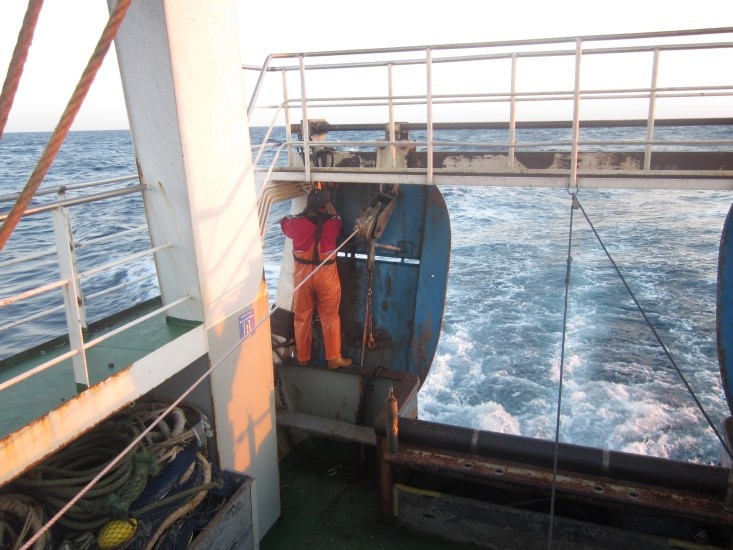Imagen de un trabajador en un barco pesquero