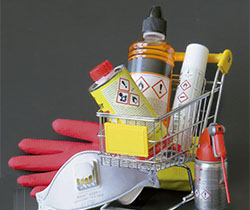 Imagen de un carro conteniendo varios productos de sustancias peligrosas, guantes y mascarilla