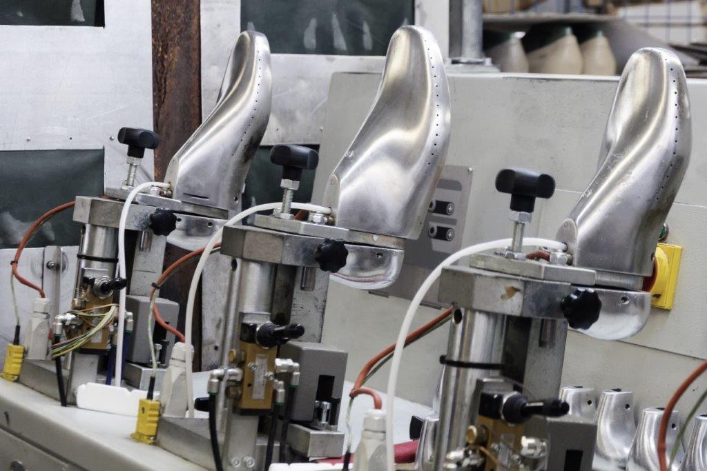 En la imagen se observa una línea de máquinas para fabricación de calzado