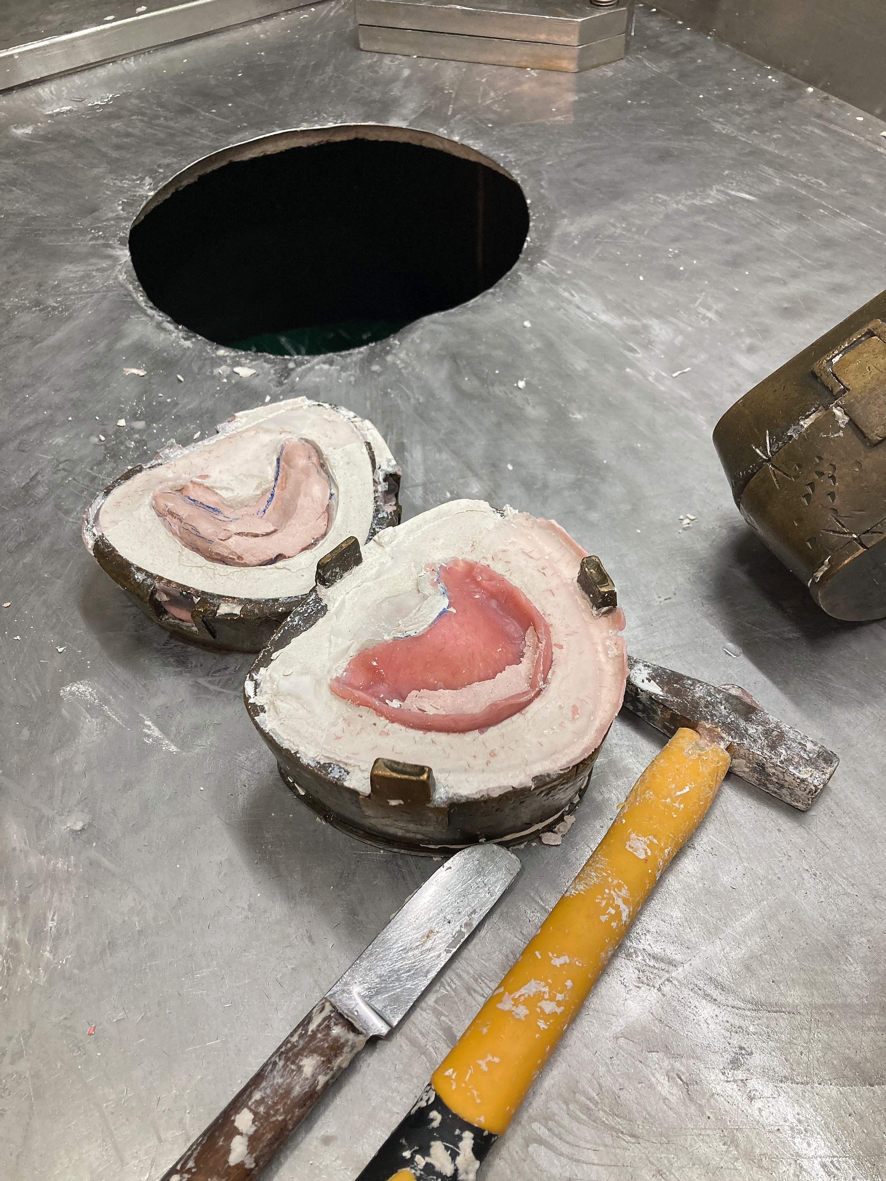 Figura 2: Actividad de desmoldeo de prótesis de resina