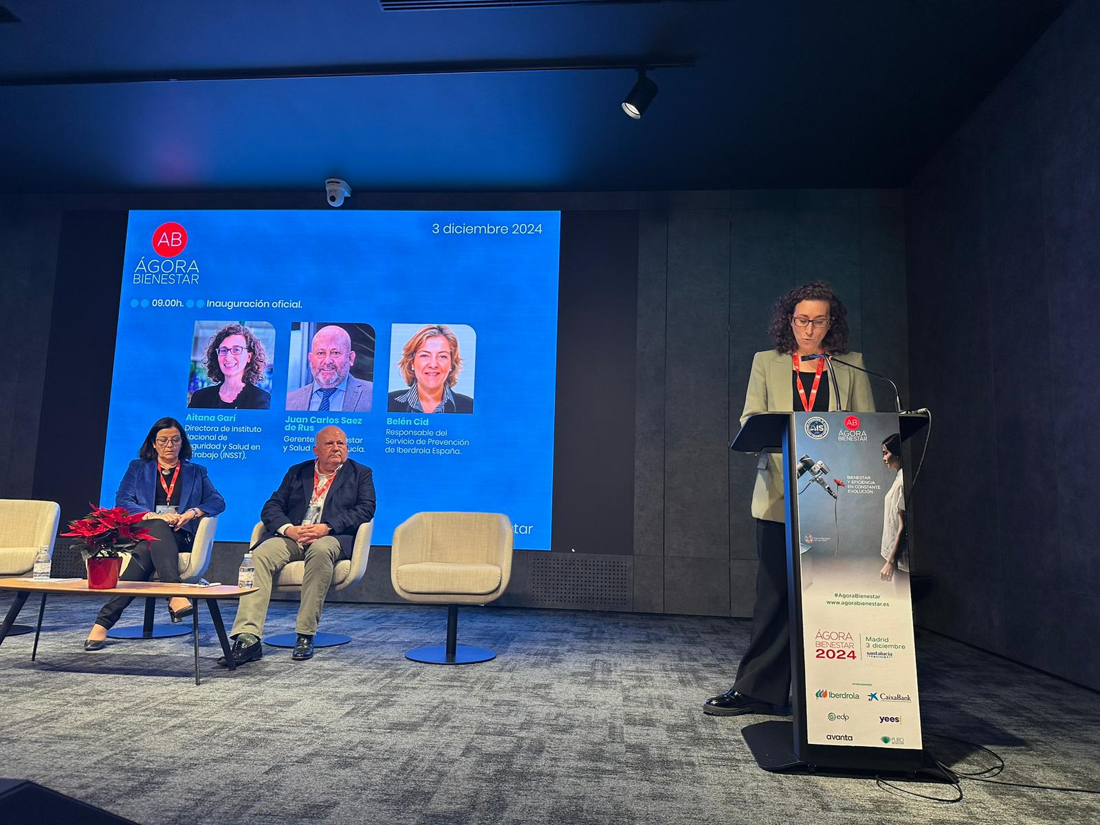Imagen de Aitana Garí, directora del INSST, hablando en el escenario