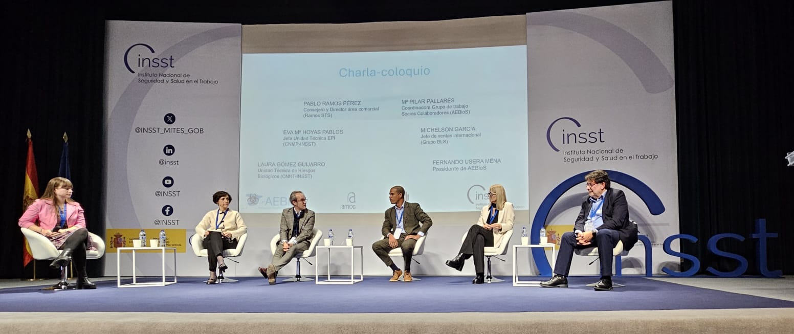 Imagen de un grupo de ponentes sobre el escenario