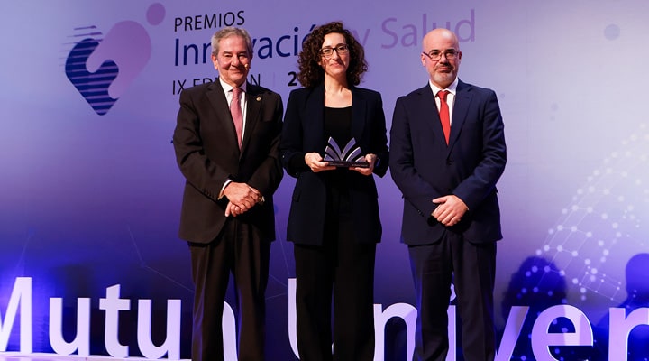 Aitana Garí, junto a Juan Güell y Francisco Martín durante la entrega de los IX Premios Innovación y Salud organizados por Mutua Universal (2024)