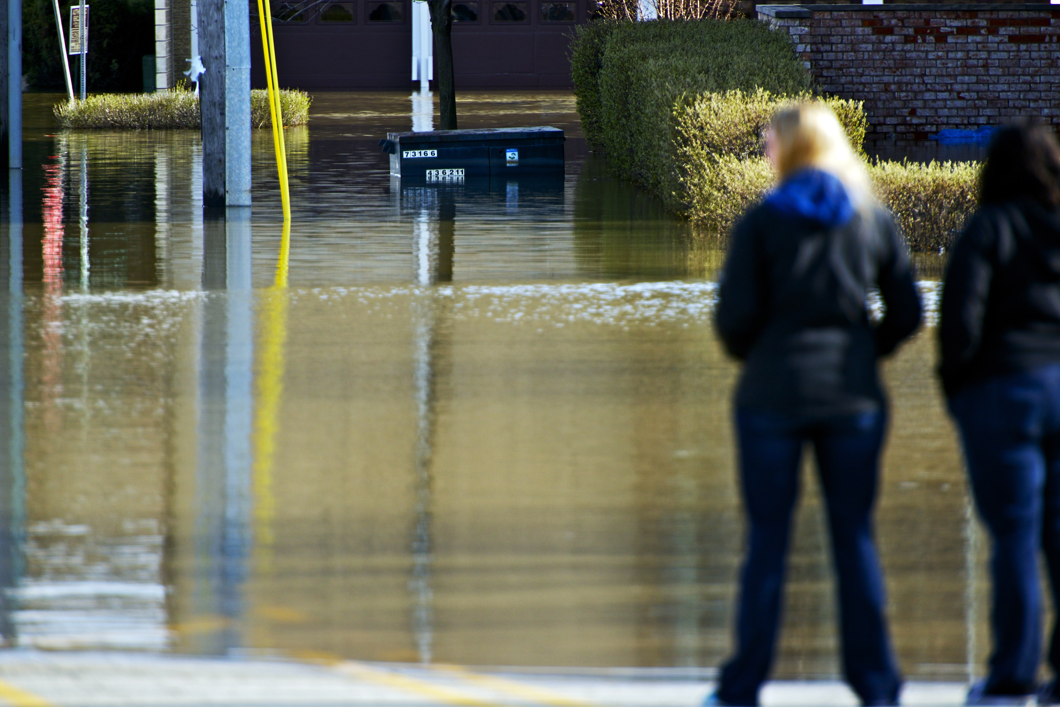 Imagen de dos personas mirando una zona inundada
