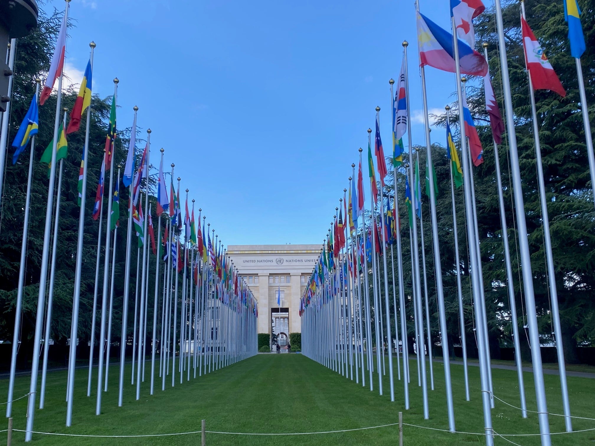 Palais des Nations con banderas, Ginebra