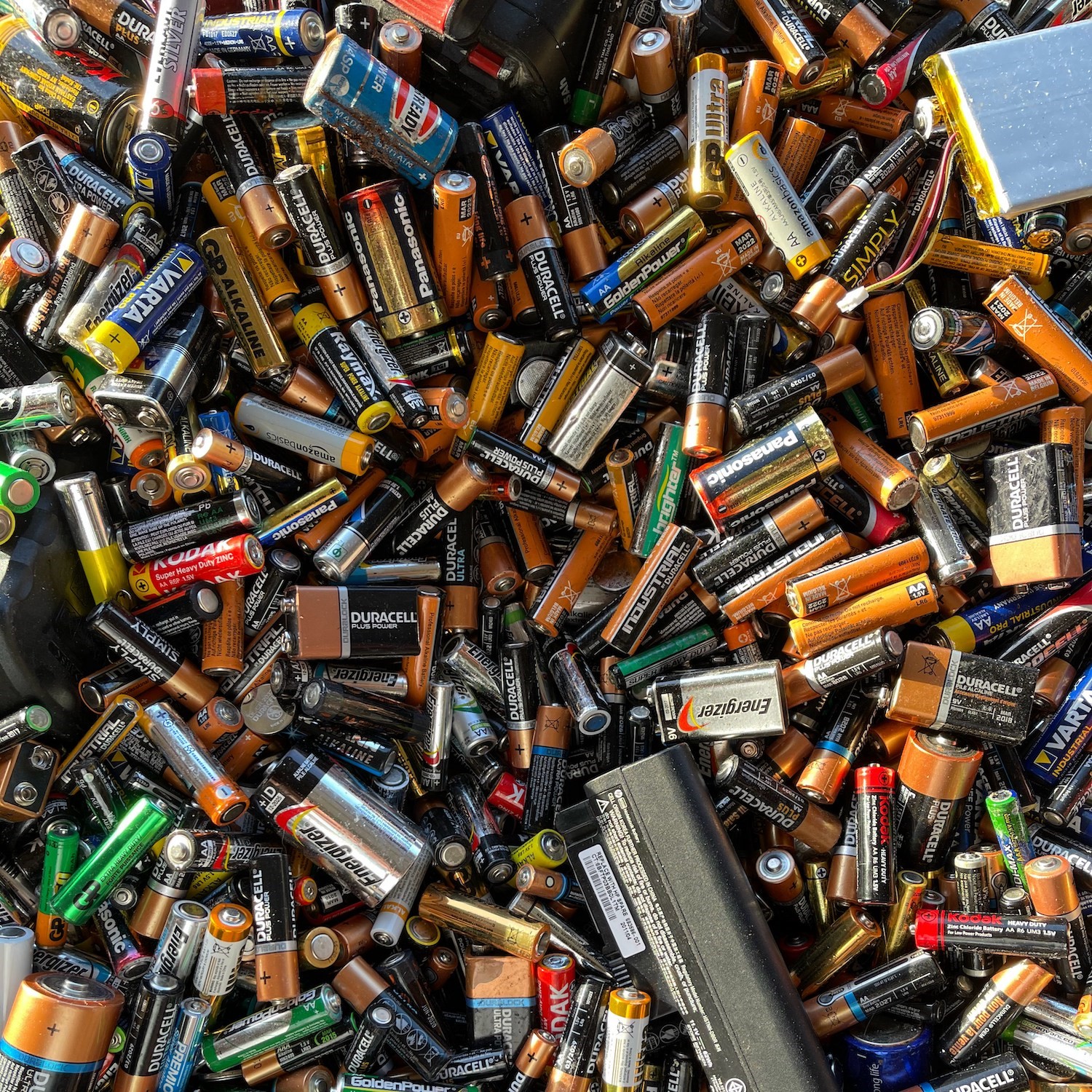 Imagen de un conjunto de pilas, tóner, etcétera.