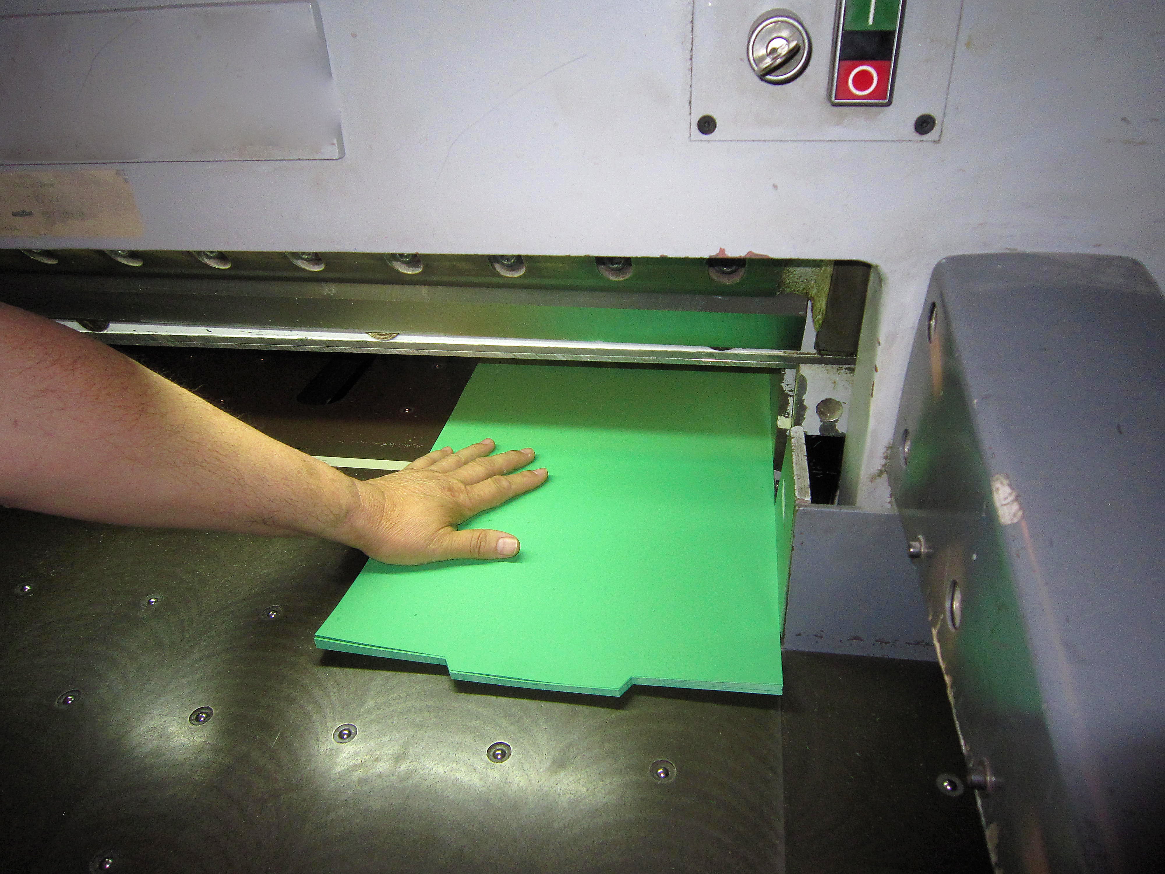 Colocación de la resma con las manos dentro de la zona peligrosa