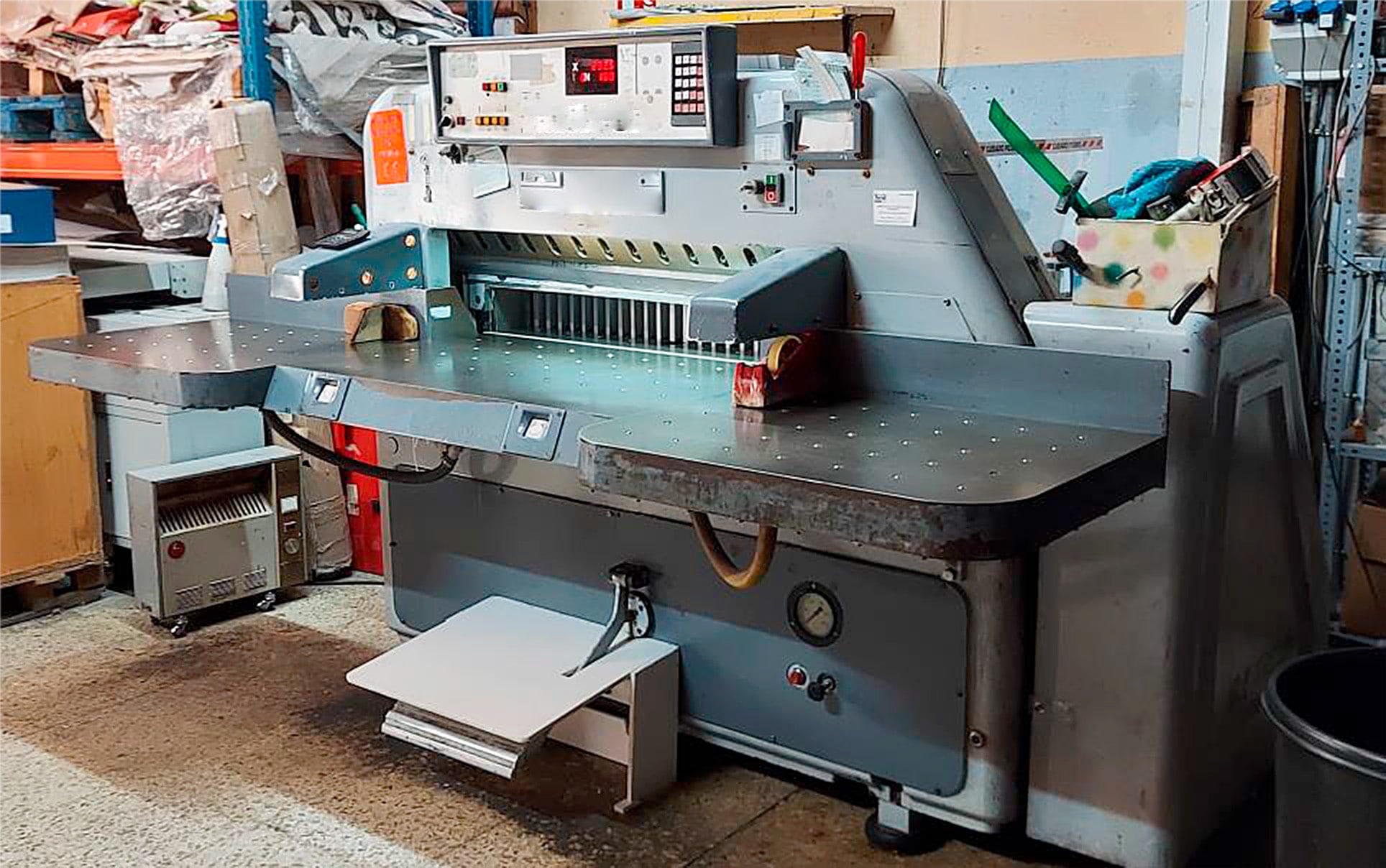 Órgano de accionamiento del pisón (pedal) protegido de forma que se evite su accionamiento involuntario