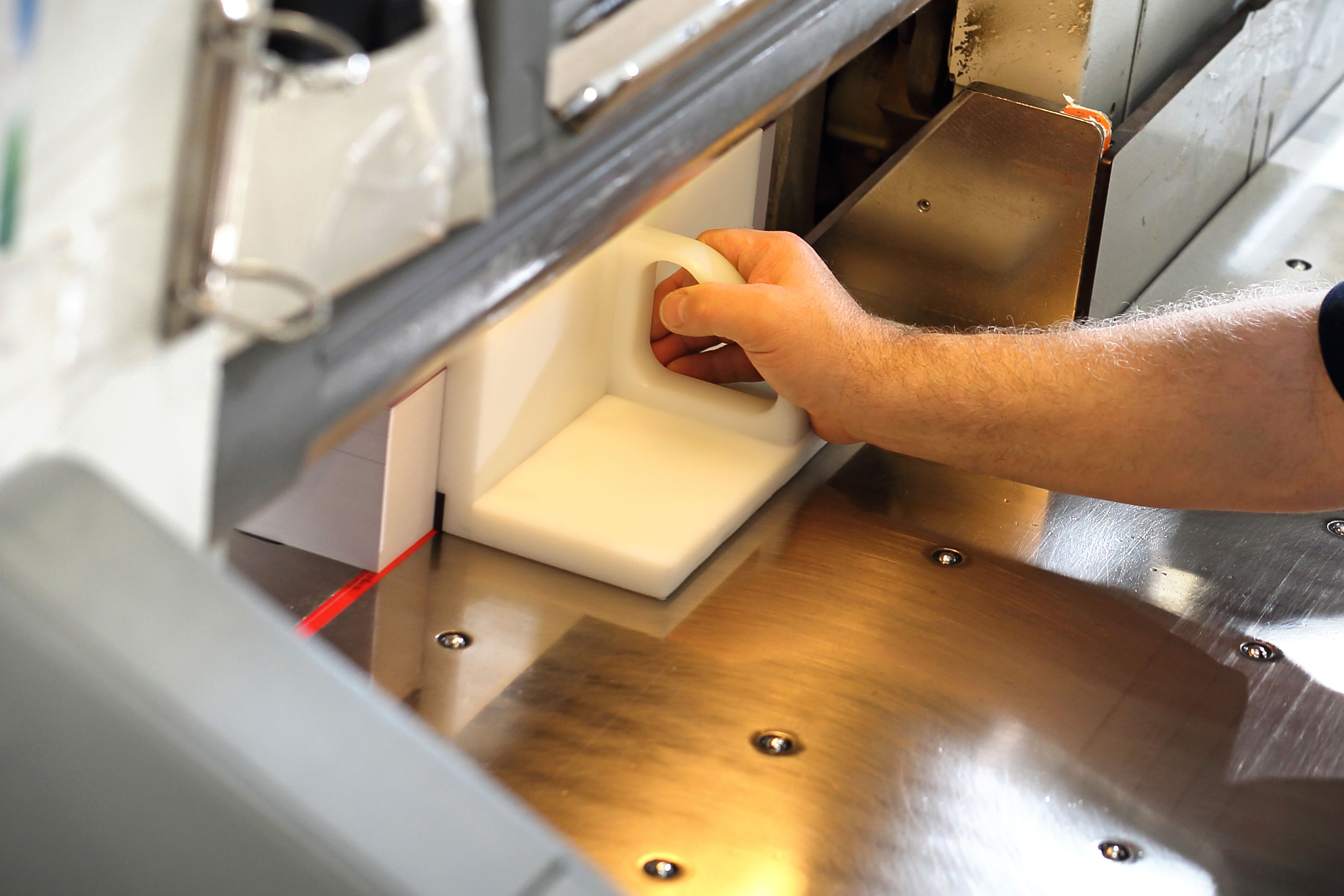 Elemento auxiliar tipo empujador para el talonado/calibrado de la resma