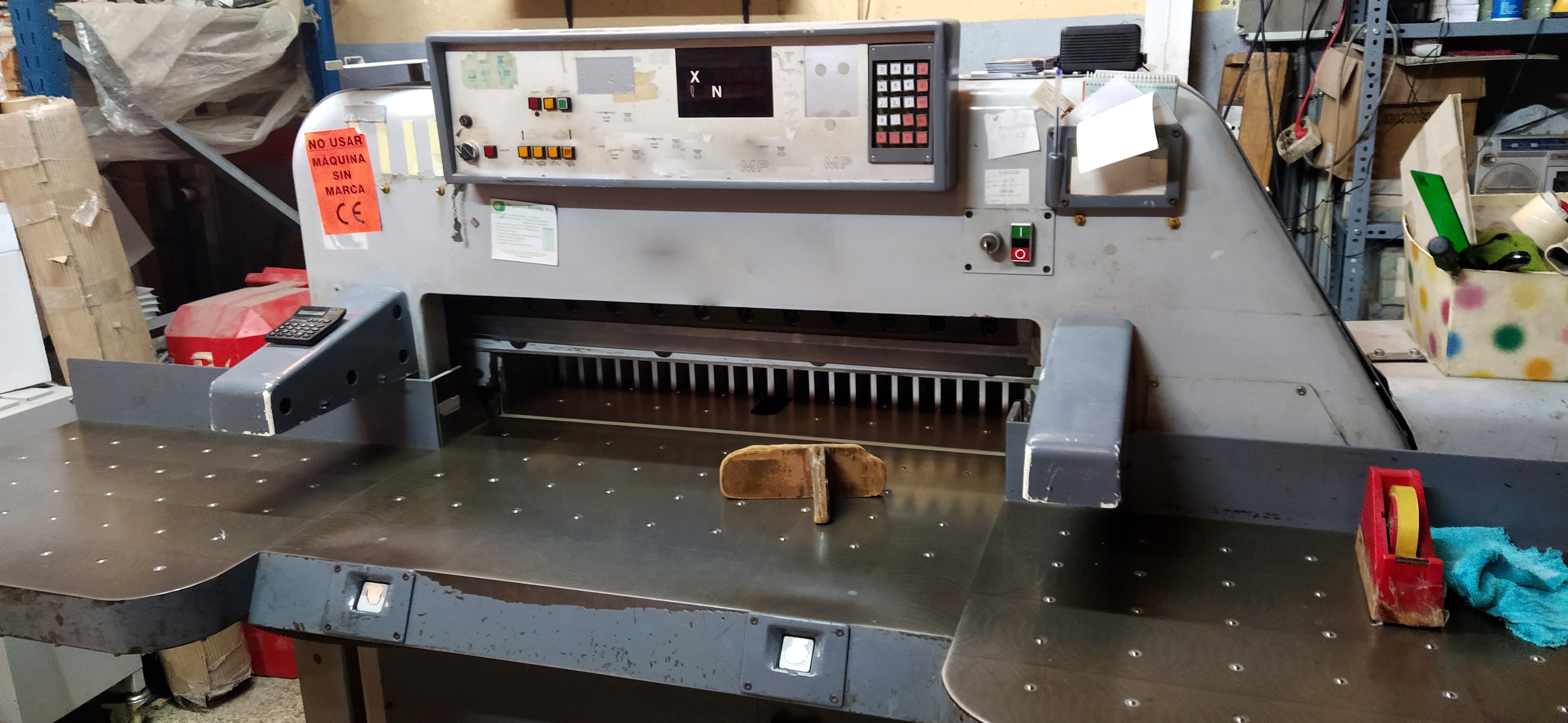 Guillotina con dispositivo electrosensible complementado con un mando a dos manos