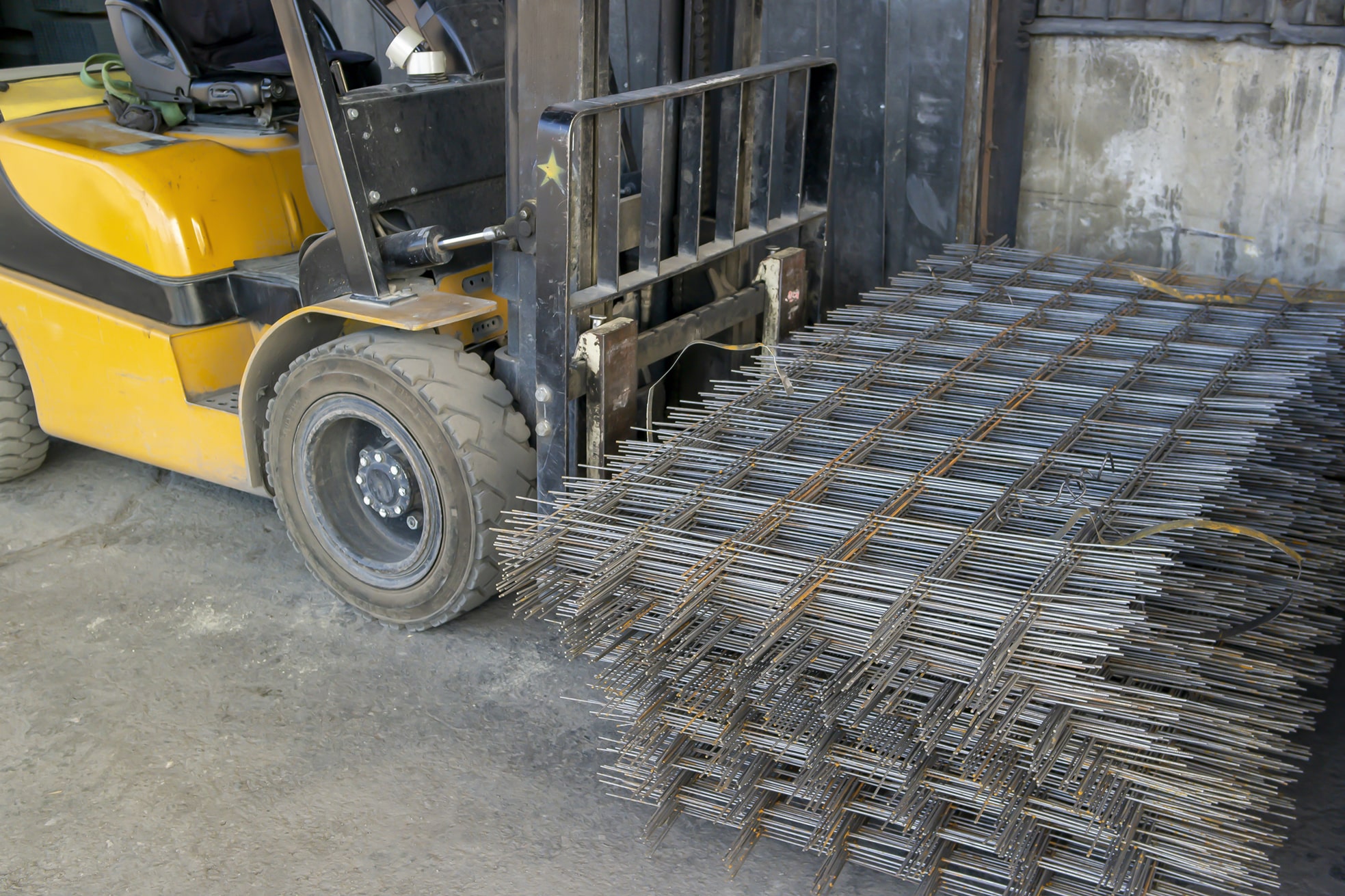 Carretilla elevadora automotora con carga alargada y flexible