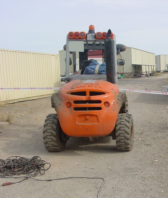 Carretilla elevadora automotora con material caído