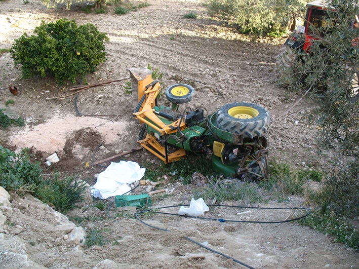 Posición en la que quedó el tractor tras salirse del camino.