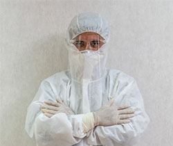 Imagen de un sanitario con equipo de protección individual especial covid