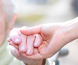 Imagen de dos manos agarradas