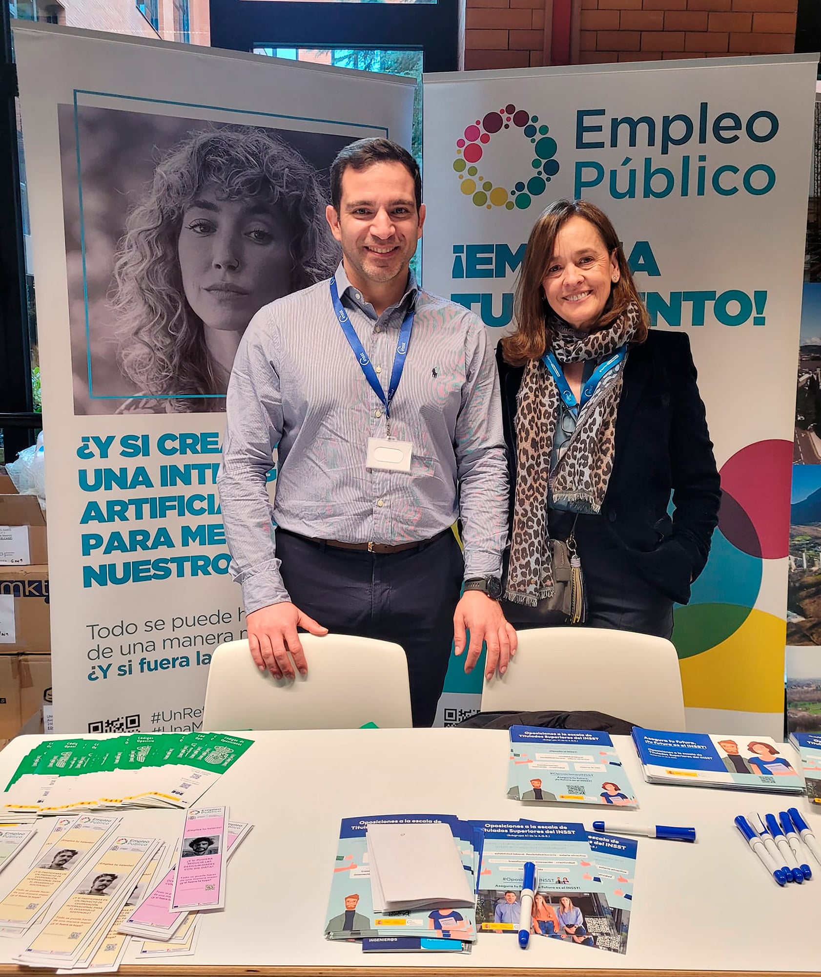 Fotografía de técnicos del INSST en una feria de empleo