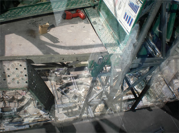 Solo una de las  tres chapas metálicas que constituían la plataforma de trabajo del extensible permaneció en la plataforma elevadora: Se encontraba doblada lo cual implica que se ha ejercido una fuerza vertical importante sobre la misma probablemente debido a un exceso de carga