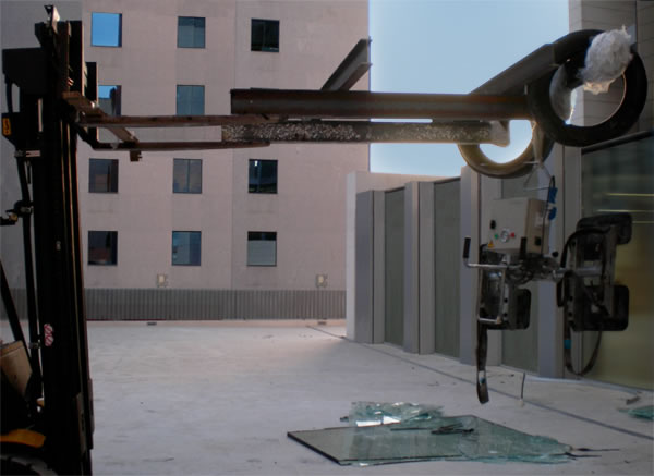 Cristal roto y vista de la carretilla con los perfiles soldados y los neumáticos que servían de apoyo superior al cristal