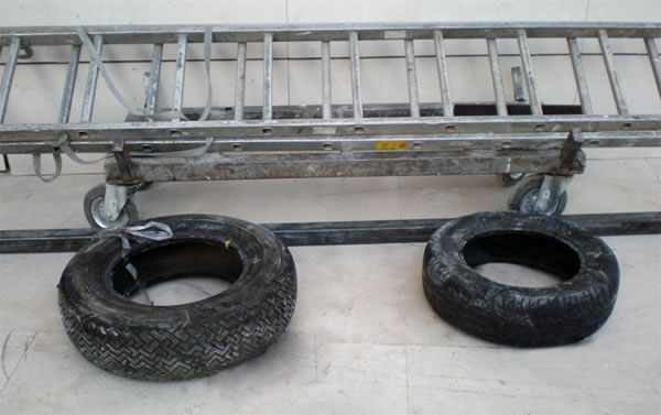 Neumáticos que servían de apoyo al cristal en la parte inferior. Obsérvese la diferencia de tamaño entre los neumáticos