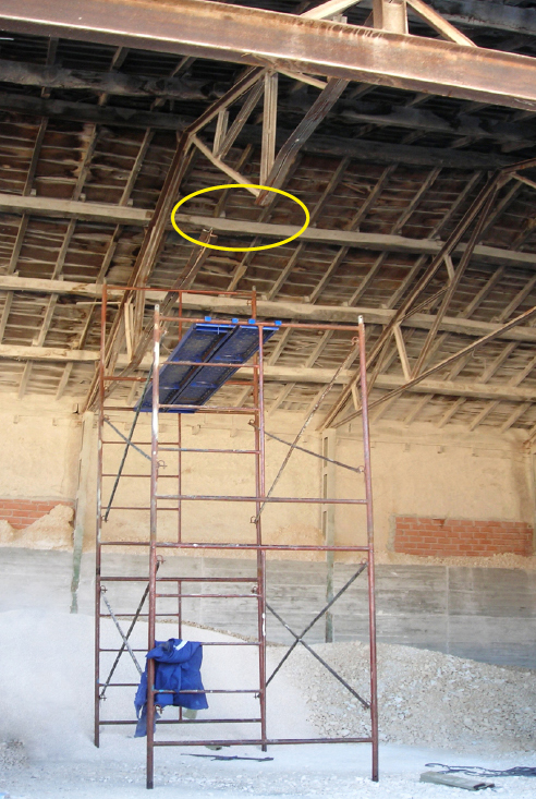 Vista del andamio montado y del corte realizado en la cercha a reparar.