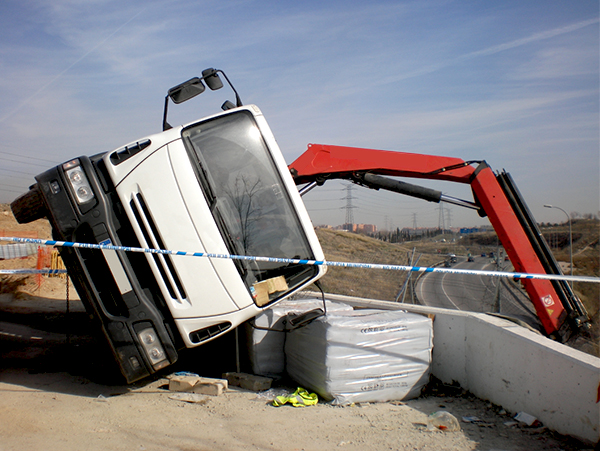 Grúa autocargante volcada sobre los palés