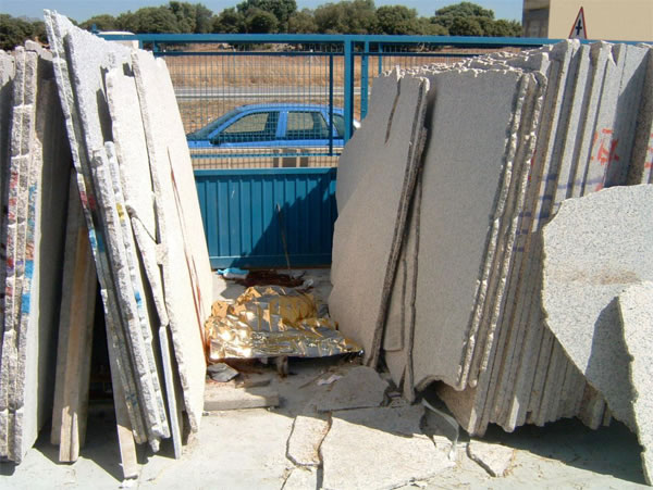 Las placas volcaron desde la borriqueta de la derecha, hacia la izquierda. A la derecha se observan los trozos de las placas, que se partieron al volcar. Se levantaron para descubrir al trabajador