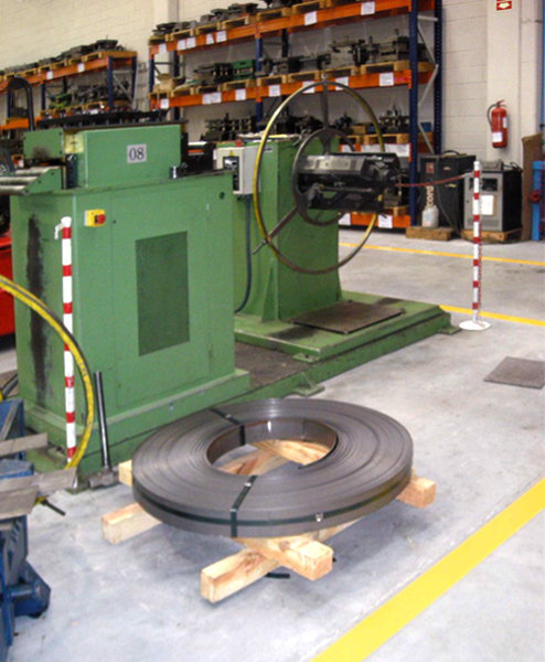 Máquina devanadora vacía y la bobina paletizada