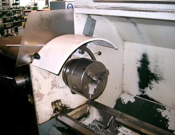 Vista parcial del torno. Plato de sujeción del eje