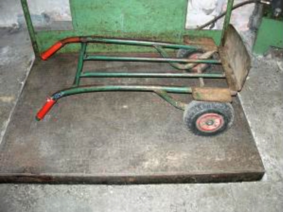 Carretilla manual para cajas, colocada en el montacargas