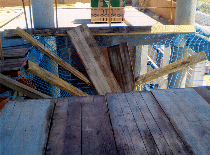 Superficie que colapsó sobre la que estaban subidos los trabajadores